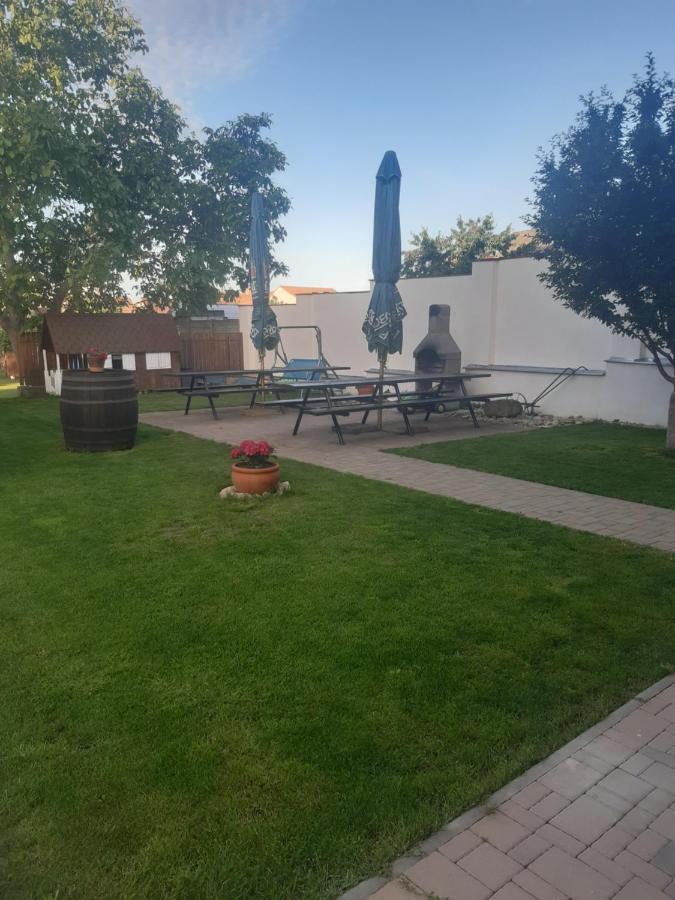 Penzion U Dvou Lip Drnholec Buitenkant foto